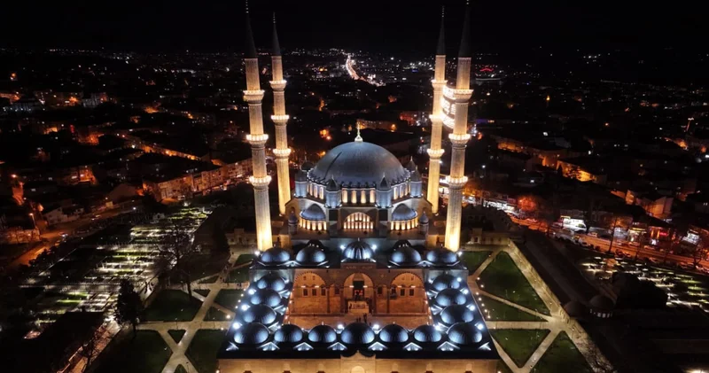 Kubbeden şehre: Selimiye’nin ışığı Ramazan ı selamladı