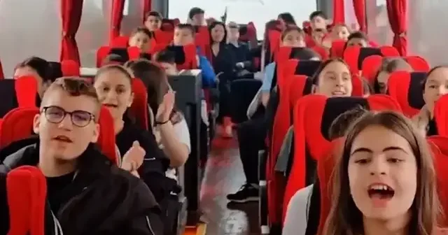 Ortaokul öğrencileri cami ziyaretine ilahi okuyarak gitti VİDEO İZLE