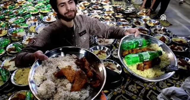 Karaçi’de Ramazan’ın ilk sahurunda ihtiyaç sahiplerine yemek dağıtıldı VİDEO İZLE