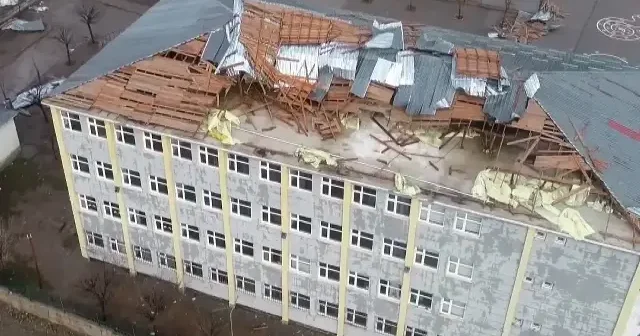 Muş ta fırtına nedeniyle okul ve evin çatısında hasar oluştu VİDEO İZLE