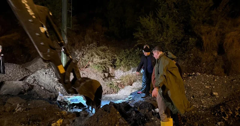 Hatay da toprak kaydı, ev ve otomobil zarar gördü