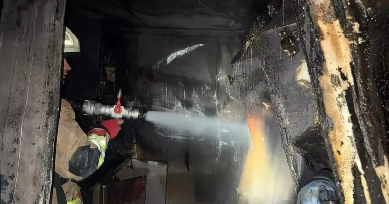 Alevlere teslim olan konteyner yanarak kullanılamaz hale geldi