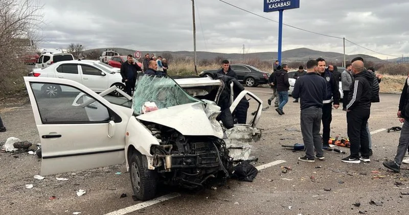 Kaygan yol faciası! Baba oğul yaşamını yitirdi, 5 kişi yaralandı