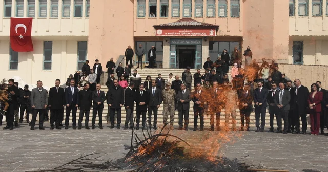 Bitlis te nevruz programında protokol üyeleri demir dövdü, ateşten atladı Bitlis Haberleri