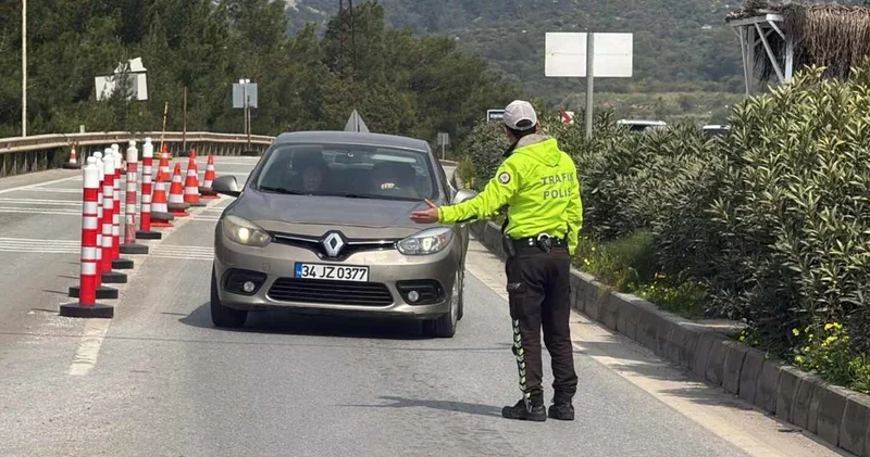 Akın akın Bodrum a gittiler... Saatte binden fazla araç giriş yaptı