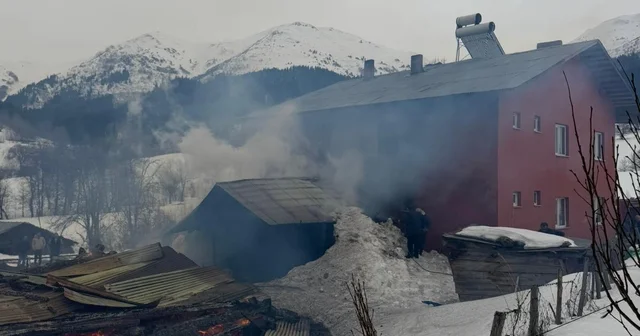 Artvin de yangın: 1 ev, 2 ahır ve 1 ambar küle döndü Artvin Haberleri