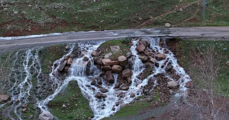 Hakkari de asfaltın ortasından su pınarı fışkırdı