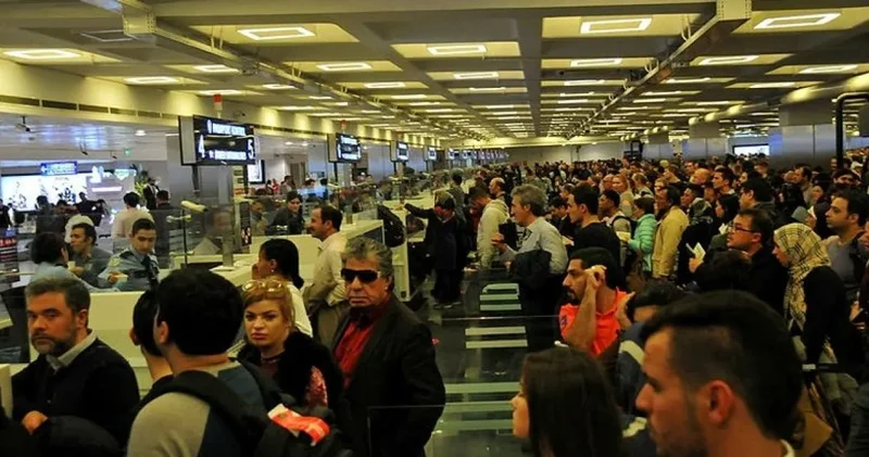 Vize yetmedi şimdi de EES çilesi başladı: Avrupa havaalanlarında 5 saatlik kuyruk alarmı!