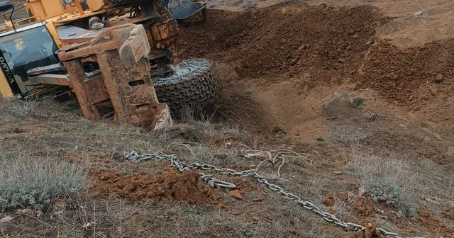 Tokat ta uçuruma yuvarlanan traktörü kurtarmaya giden kepçe de devrildi Tokat Haberleri