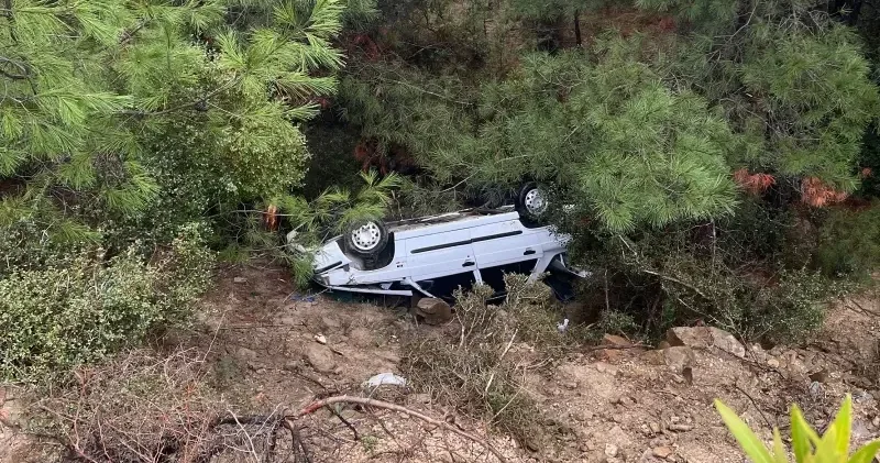 Adana da otomobil şarampole yuvarlandı: Dört kişi yaralandı Gündem Haberleri