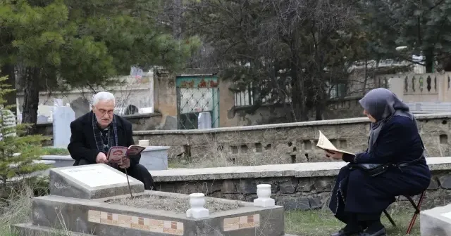 Elazığ da vatandaşlar Ramazan Bayramı öncesi mezarlık ziyareti yaptı VİDEO İZLE