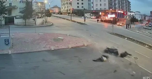 Yolun ortasında can pazarı: Motosiklet yayayı havaya uçurdu