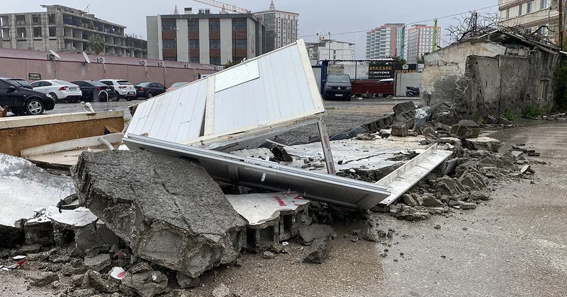 Hatay ı kuvvetli rüzgar vurdu: Çatılar uçtu, güneş paneli devrildi