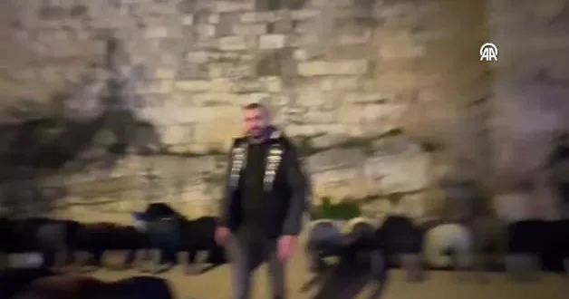 Filistinlilere namaz sırasında zulüm! İsrail askerlerinden cemaate coplu saldırı