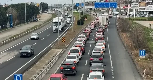 Bayram mesaisi başladı: İstanbul Tekirdağ yolunda araç kuyrukları kilometreleri buldu VİDEO İZLE