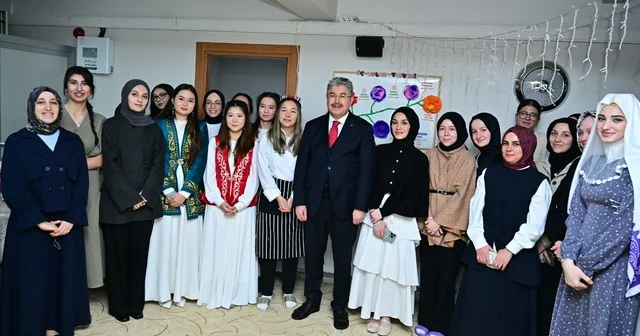 Vali Yılmaz, kız yurdunda kalan uluslararası öğrencilerle iftar yaptı Eskişehir Haberleri