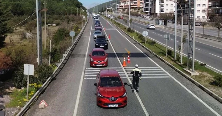 Muğla ya tatilci akını: 2 kilometrelik araç kuyruğu oluştu