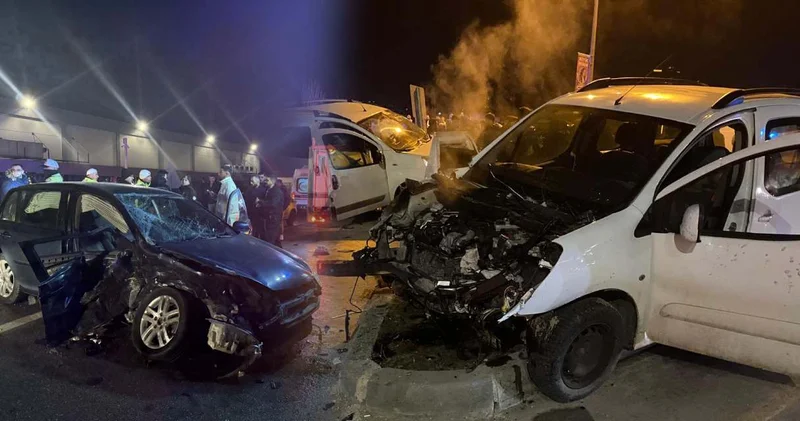 Bayram yolculuklarının ilk kazaları... Toplam 16 kişi yaralandı