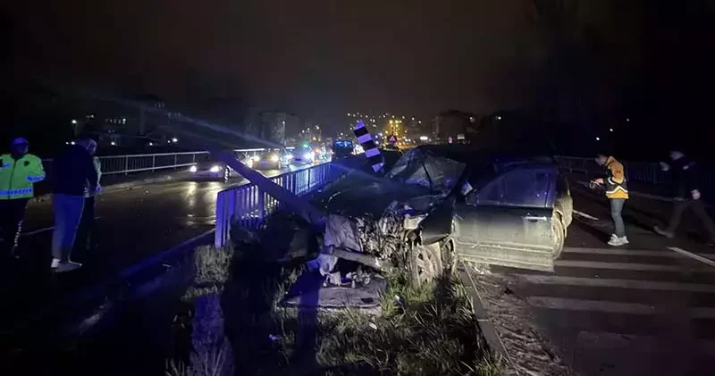 Cip, köprü korkuluklarına çarptı; 2 yaralı