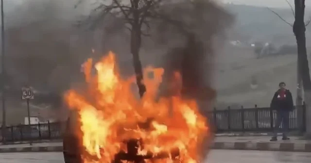 Motor kısmından tutuşan otomobil alev alev yandı Karabük Haberleri