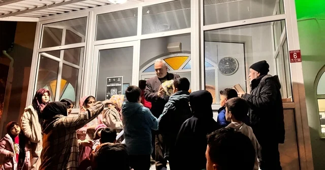 Bigadiç te camiye gelen çocukların top sevinci Balıkesir Haberleri