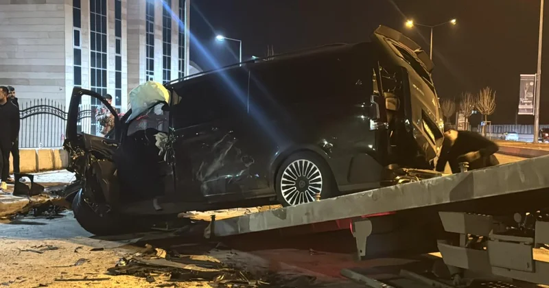 Erzurum da 4 araç zincirleme kazaya karıştı