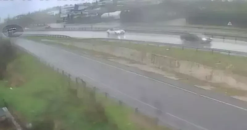 Büyükçekmece D 100 Karayolu nda midibüs devrildi; kaza kamerada