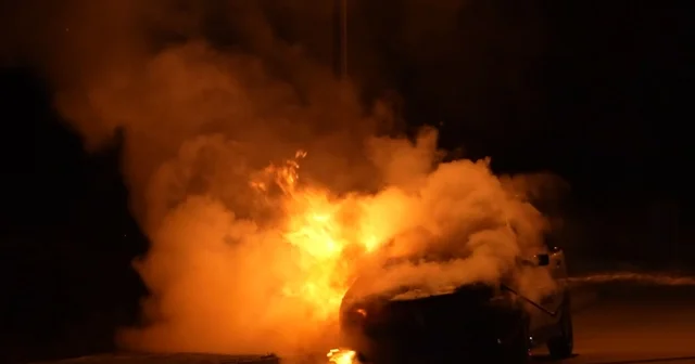 Bayram için yeğeninden emanet aldığı araç alev alev yandı Kırıkkale Haberleri