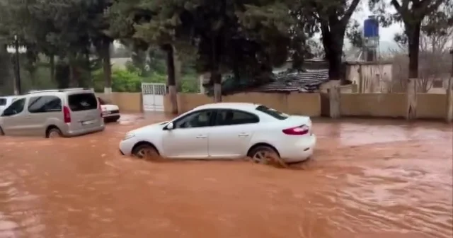 Hatay da sağanak etkili oldu: Yollar göle döndü, otelin oto parkını su bastı Hatay Haberleri