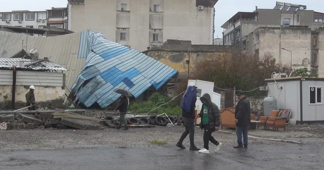 Fırtına direkleri devirdi, 2 araç zarar gördü Hatay Haberleri