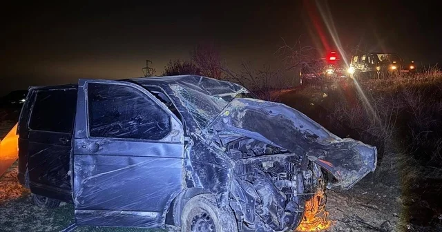 Ağaca çarpan kamyonette 4 kişi yaralandı Afyonkarahisar Haberleri