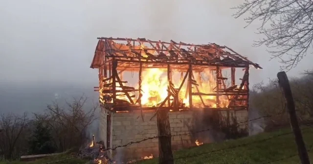 Alev topuna dönen ardiye kullanılamaz hale geldi Düzce Haberleri