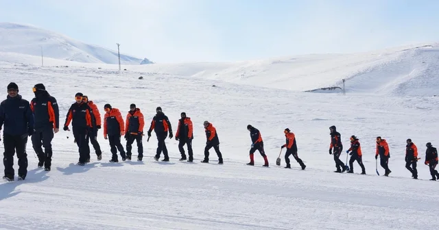 Arama kurtarma teknisyenlerine life beep cihazıyla arama kurtarma eğitimi Erzurum Haberleri