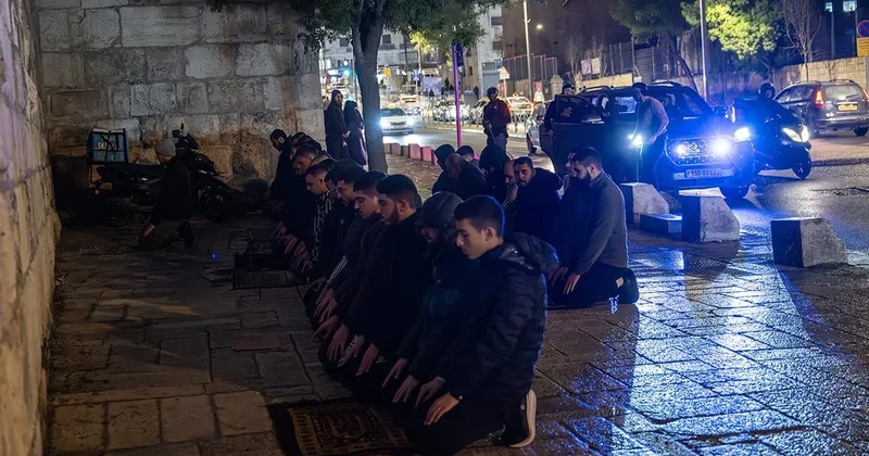 İsrail Kudüs te namaz kılanlara saldırdı Sözcü Gazetesi