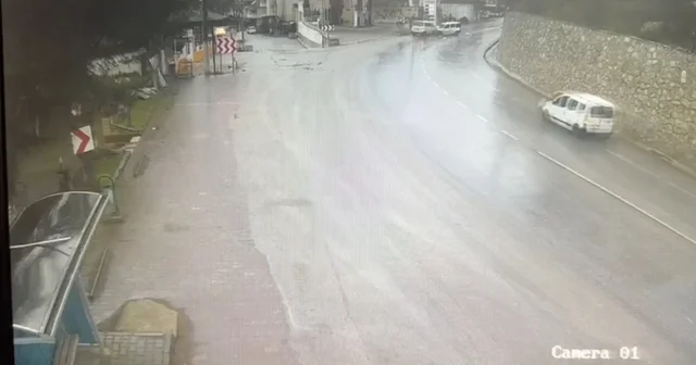 Bursa da Bayram arifesinde feci kaza kamerada: 7 yaralı Bursa da feci kaza: 7 yaralı Bursa Haberleri