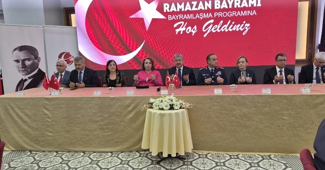 Eskişehir Valiliği bayramlaşma programında birlik mesajı Vali Erdinç Yılmaz dan bayram trafiği uyarısı: Bayram Sensiz Olmaz Eskişehir Haberleri