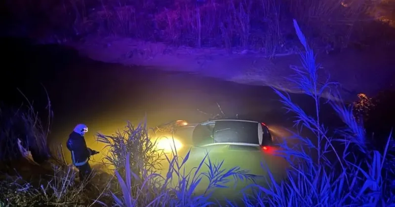 Seyir halindeki otomobil dereye uçtu, sürücü yaralandı