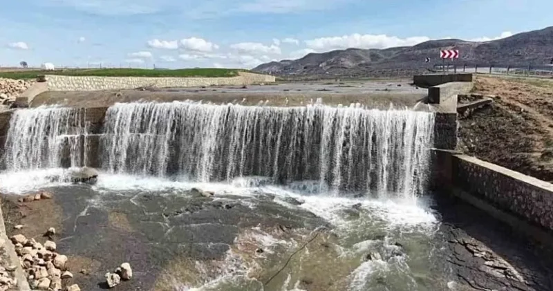Geçen yıl çatlak, bu yıl çağlayan: Aynı göletten iki zıt manzara