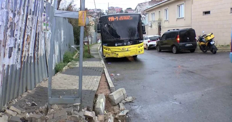 Kontrolden çıkan İETT aracı direğe çarptı: Yaralılar var!
