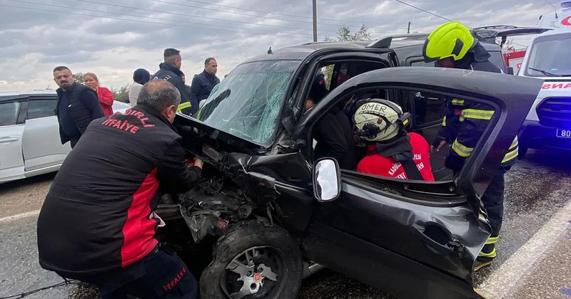 Osmaniye de otomobil ile hafif ticari araç çarpıştı: 1 ölü, 8 yaralı