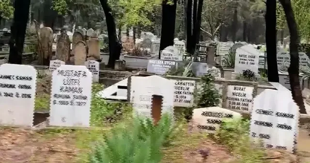Adana’da arife günü yağmur mezarlıkları sessizliğe bürüdü VİDEO İZLE
