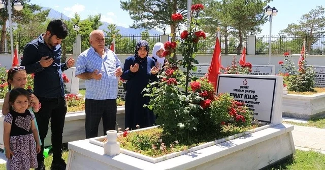 Şehitlikte arife günü hüzünlü buluşma Erzincan Haberleri