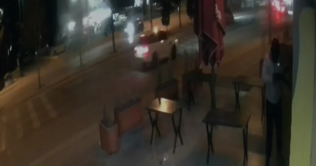 Konya da iş yeri kurşunlayan 3 kişi tutuklandı Önce akrabasına Dükkanını bana devredeceksin diyen, sonra para verip kurşunlatan azmettirici, kurşunlayan ve yardım eden 3 kişi polis tarafından yakalandıktan sonra tutuklandı Konya Haberleri