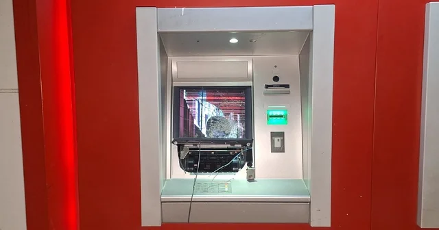 Adana da ATM ye zarar veren şüpheli yakalandı; olay anı kamerada Adana Haberleri