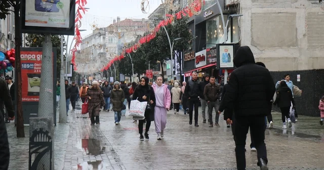 Soğuk hava ve yağmur bayram alışverişine engel olamadı Arife günü yağmur altında bayram alışverişleri son hızıyla devam etti Sakarya Haberleri