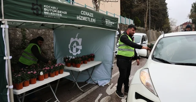 Kabir ziyaretlerinde vatandaşlara ücretsiz çiçek ve ulaşım kolaylığı Kocaeli Haberleri
