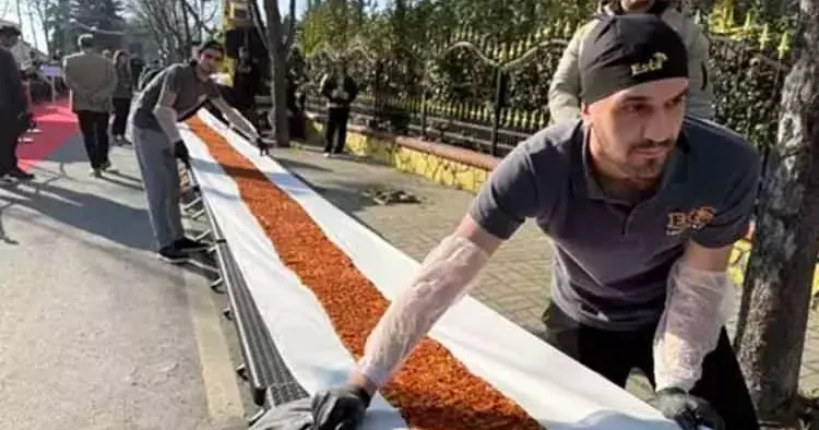 Rekor Türkiye den! Dünyanın en uzun lahmacunu görenleri hayrete düşürdü