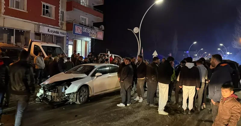 Muradiye’de otomobil ve kamyonet çarpıştı: 2 yaralı