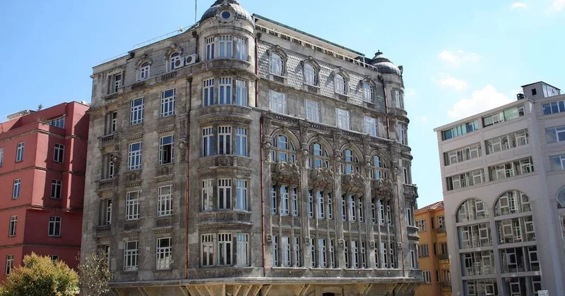 İstanbul un tarihi gözde apartmanı satıldı! Fakülte olarak kullanılıyordu Sözcü Gazetesi