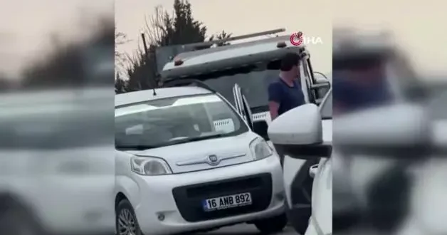 Kamyonetin önünü kesti, aracı tekmeledi